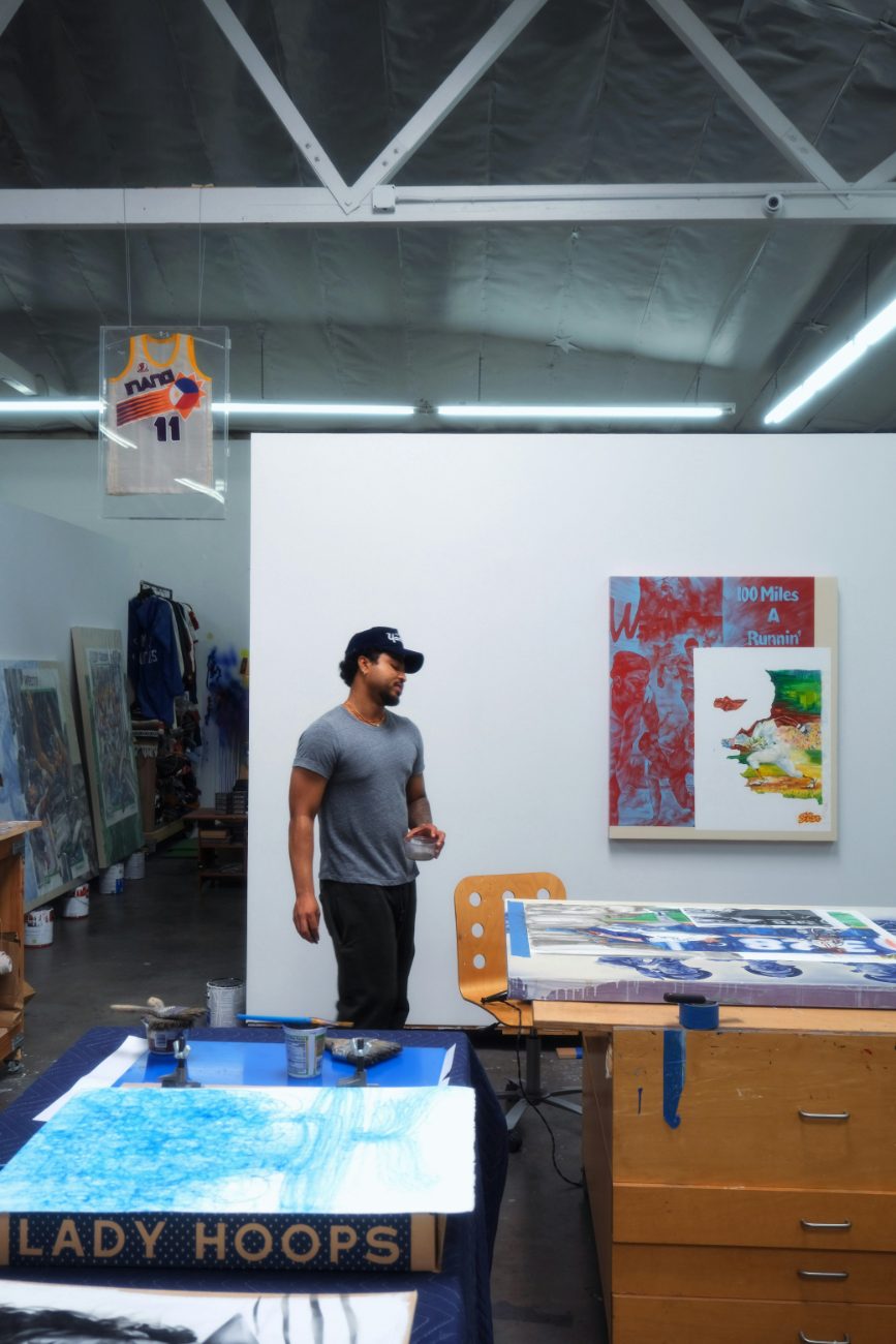 Un artiste dans son atelier, entouré de ses œuvres