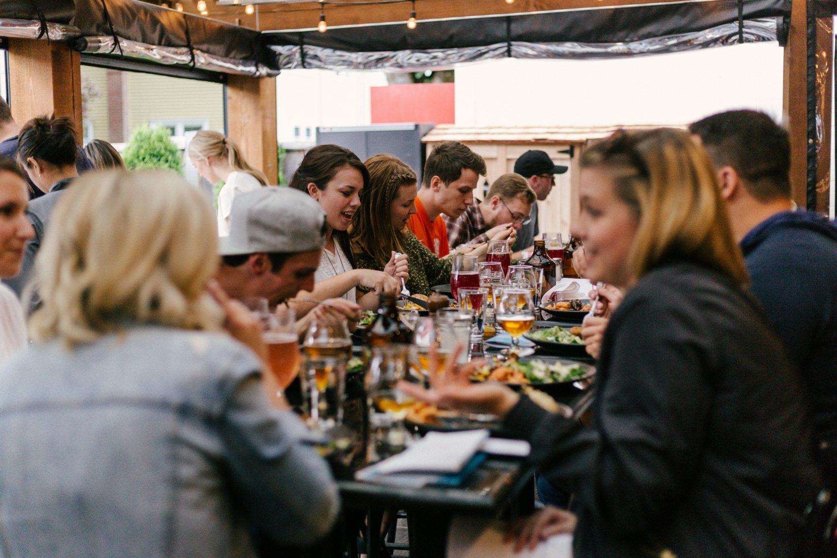 Un long déjeuner convivial autour d'une grande table