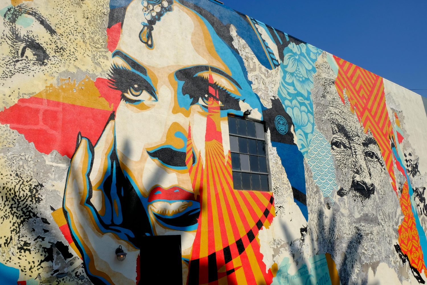 Fresque murale contemporaine aux couleurs vives