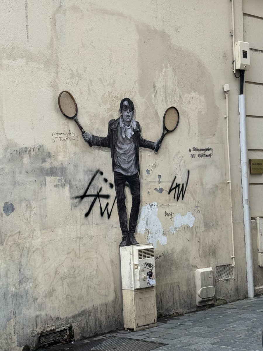Œuvre d'art urbain collée sur un mur de rue