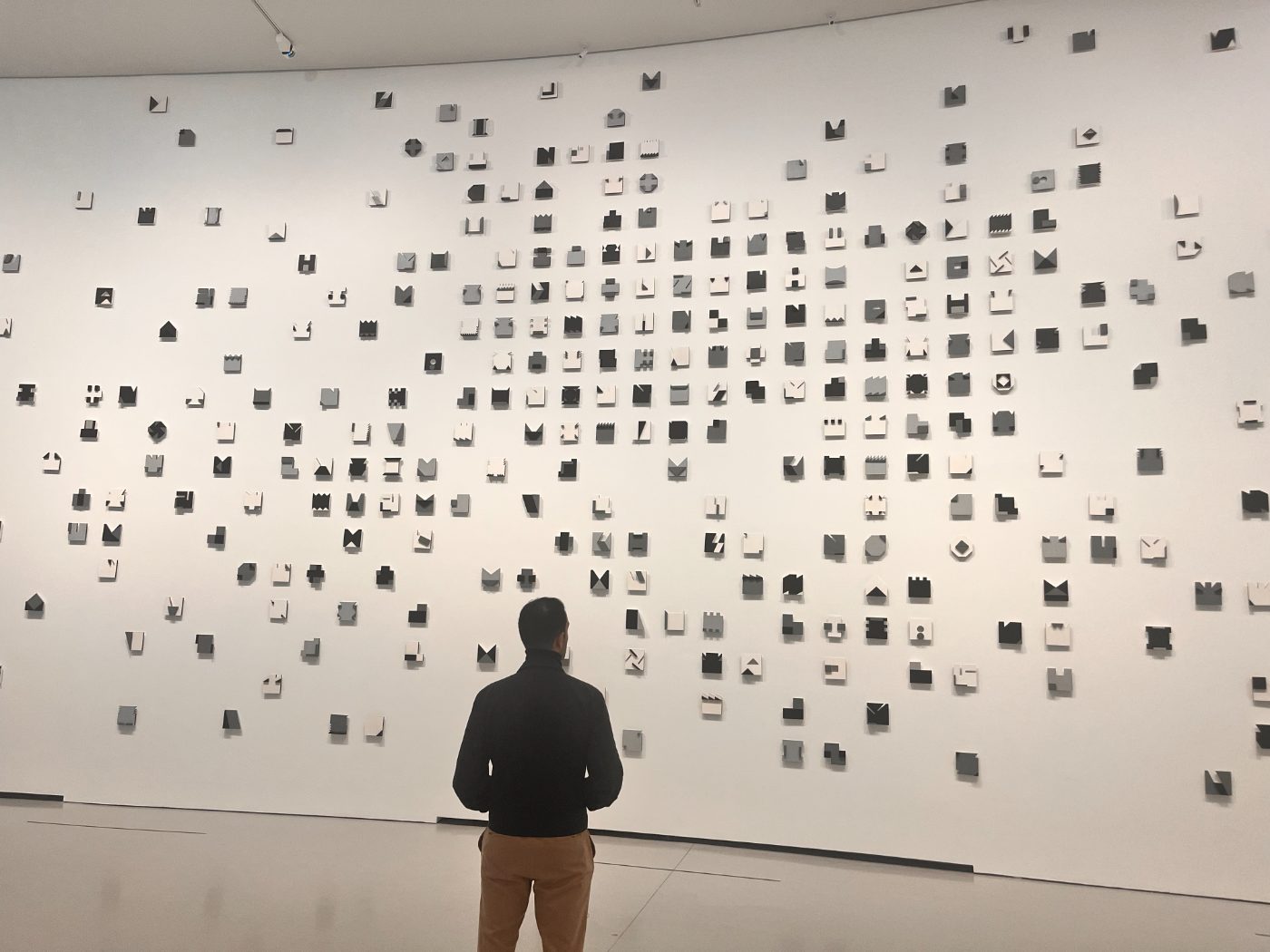 Mur d'œuvres géométriques en relief