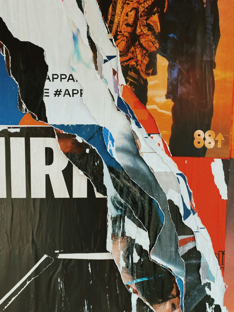 Affiches lacérées superposées — texture d'art urbain